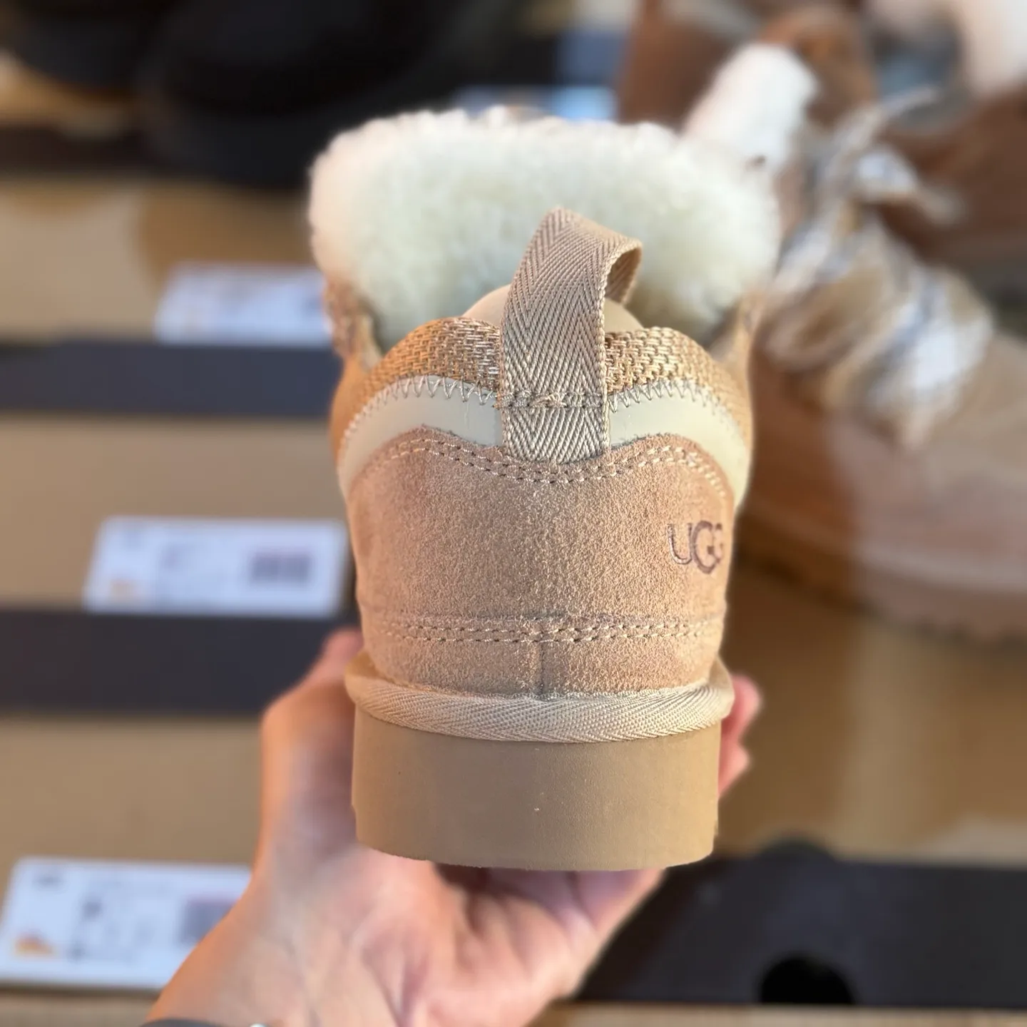 Local 💰600 Settlement in store 250 OEM grade 4032 Mel series Top workmanship level Super stable version ✔️ Good looks and texture online Suede leather + low-key logo look retro Classic two-color shoelaces can be worn as one shoe or two ✔️ So comfortable that you want to weld your feet on it Super light material + 5cm thick sole No tired feet after heightening Wool insoles are warm and breathable No stress on commuting and shopping all day long ✔️ I love the details: wide shoelaces for photos and photos. Sizes 34-45 are suitable for a variety of foot types. Slight stains can be wiped clean with a damp cloth. The loose feeling in early autumn depends entirely on it. You can close your eyes and avoid stepping on thunder! 👟